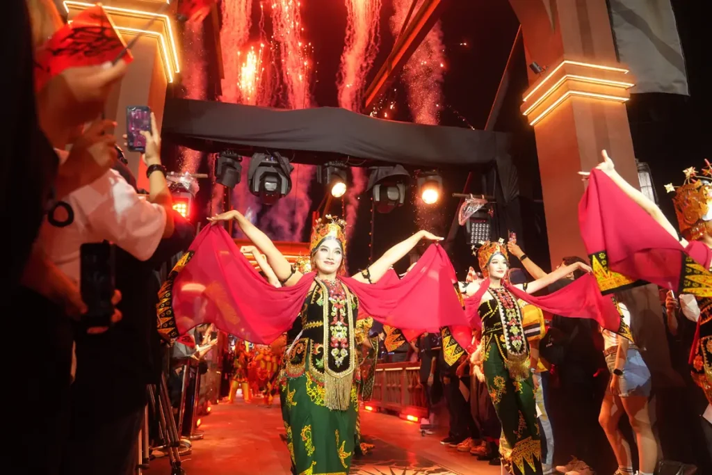 Танцоры в традиционных индонезийских костюмах на церемонии открытия M7 по Mobile Legends: Bang Bang (MLBB)
