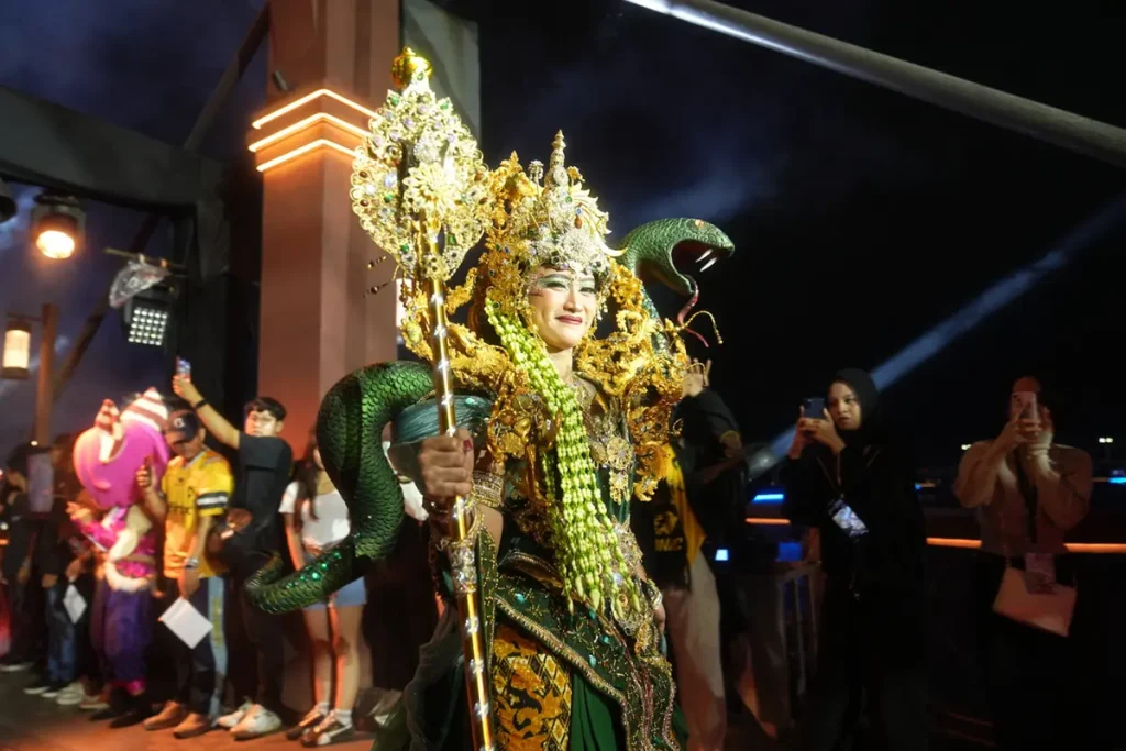 Танцоры и артисты в традиционных индонезийских костюмах на церемонии открытия M7 по Mobile Legends: Bang Bang (MLBB)