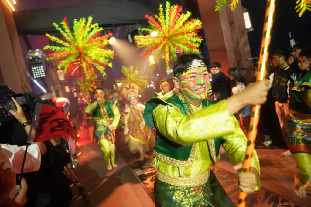 Танцоры и артисты в традиционных индонезийских костюмах на церемонии открытия M7 по Mobile Legends: Bang Bang (MLBB)