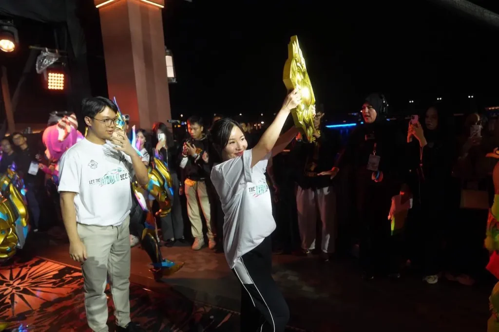 Виви «Vivian» Индравати, трехкратная чемпионка MLBB Women's Invitational, поднимает трофей M7 на церемонии открытия M7 по Mobile Legends: Bang Bang (MLBB).